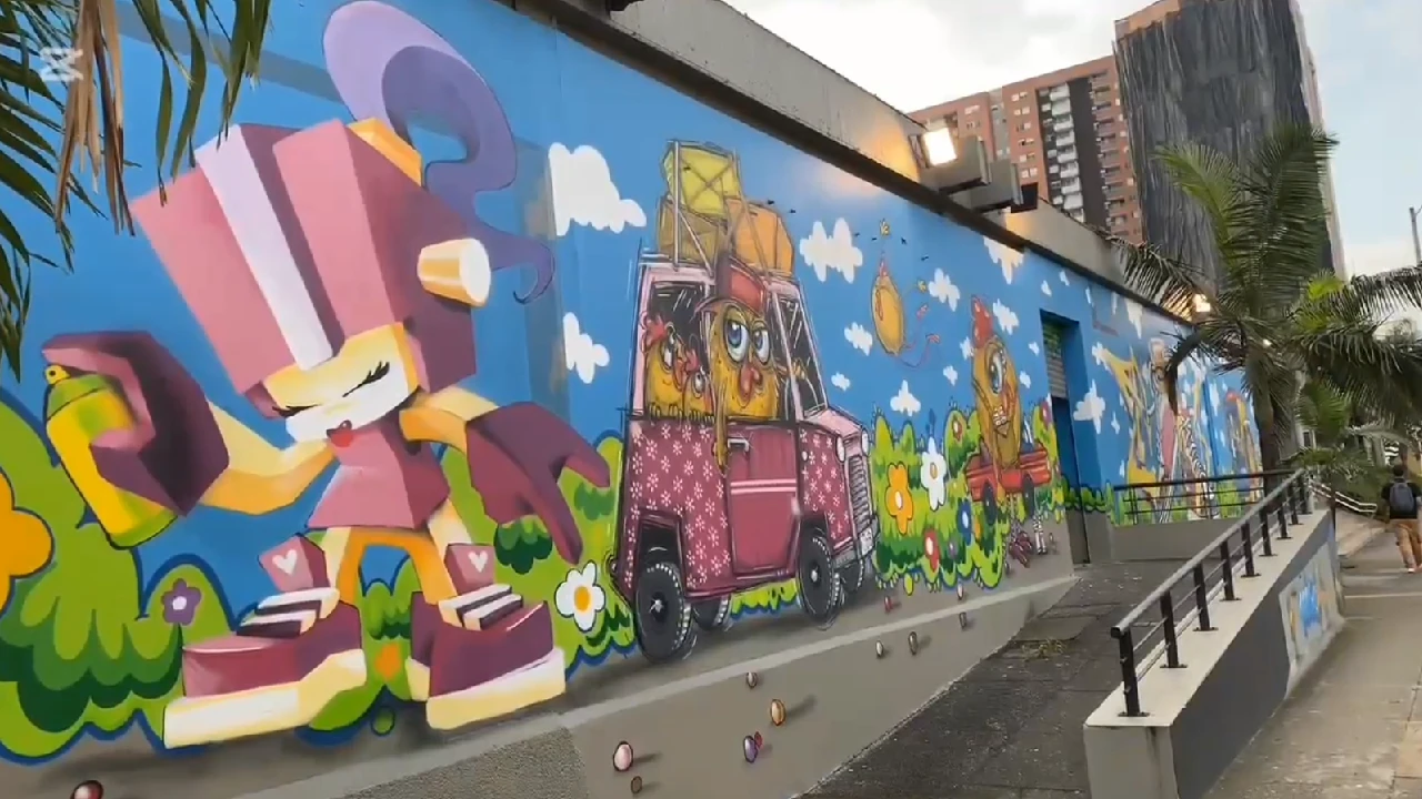 Artista finlandesa, junto a colectivos locales, pintaron uno de los murales más grande de la ciudad de Medellín 1 mural-medellin-artistas-locales-finlandia-centro-comercial-sandiego4