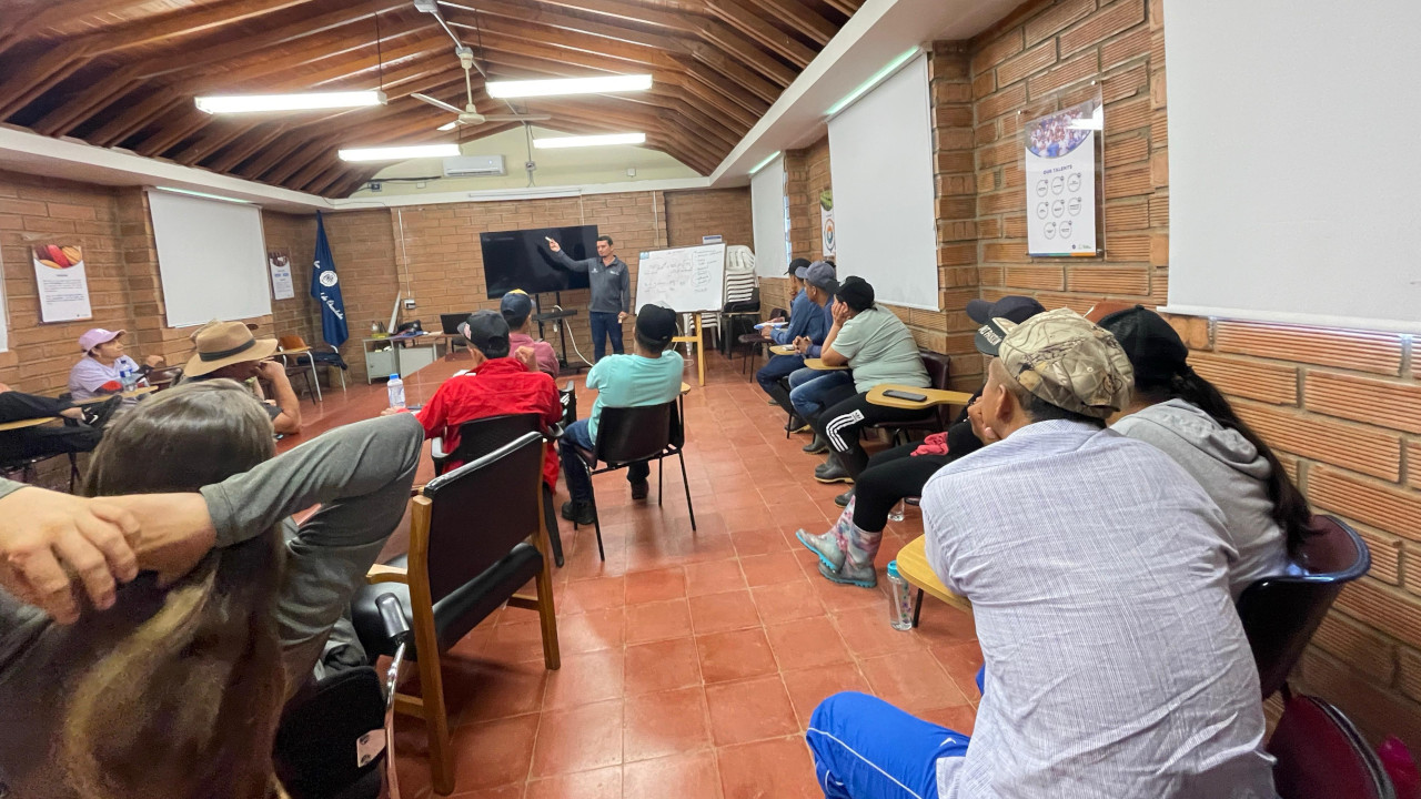 nuevos-productores-cacao-visitan-fincas-reciben-dotaciones2