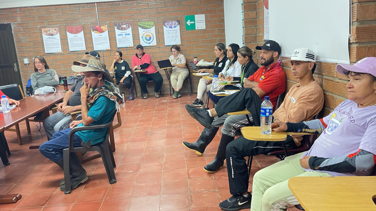nuevos-productores-cacao-visitan-fincas-reciben-dotaciones3