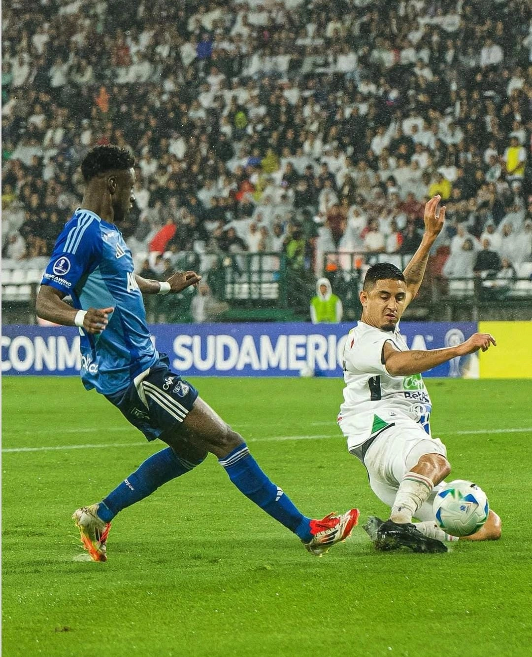 El duelo de equipos colombianos en la Copa Sudamericana fue para Once Caldas. La primera fase de la Copa Sudamericana enfrentó a clubes del mismo país, en el Estadio Palogrande de Manizales, Once Caldas y Millonarios se enfrentaron por un cupo a la fase de grupos del segundo torneo más importante de América. El partido tuvo pocas emociones por parte del equipo visitante, Once Caldas fue quien tomó el protagonismo en la cancha, 14 remates, seis de ellos directos al arco de Álvaro Montero que defendió bien su arco, pero que nada pudo hacer con el remate de Michael Barrios al minuto 80. La hinchada del ‘Blanco Blanco’ fue quien celebró con el 1 a 0 sobre Millonarios, el trabajo del ‘arriero’ dio resultado en la primera fase del certamen. “Creo que hay que valorar mucho a la hinchada del Once Caldas, todo Manizales disfrutó de un gran partido, de un equipo que se entregó y que demostró categoría, cosas muy buenas. Yo creo que a mis jugadores les debo dar las gracias, ganarle a Millonarios era difícil y complicado pero me demostraron para qué están hechos” Mencionó Hernán Darío Herrera Millonarios no convenció con su fútbol y ahora debe enfocarse en la liga Colombiana, La eliminación en Manizales, pone en dudas el trabajo de David González ya que no toma forma y la presencia de Falcao en la cancha cada vez es más corta. Once Caldas dirigida por el antioqueño Hernán Darío Herrera estará en la fase de grupos de la copa sudamericana, y espera por el sorteo de sus rivales 
