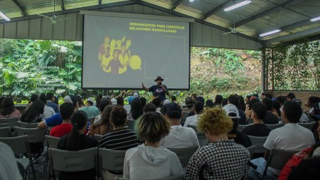 El programa ‘Parceros’ de Medellín, sigue entregando becas, ayuda en salud mental y oportunidades laborales a jóvenes parceros