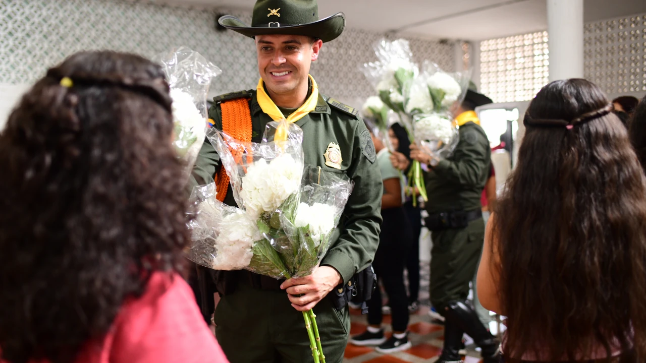 Policía de Carabineros celebró el Día de la Mujer con 90 niñas de un hogar de paso en Bello policia-carabineros-medellin-celebro-diamujer-poblacion-adolescente1