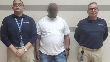 Expulsado: Autoridades niegan ingreso a Medellín a extranjero con antecedentes por abuso a menores