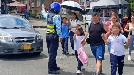 Agentes de tránsito refuerzan la seguridad en más de 160 colegios de Medellín