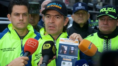 Autoridades anuncian recompensa de $100 millones por información sobre los asesinos de joven en medio de un atraco en Medellín