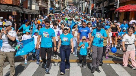 Caminata familiar en Bello reunió a más de mil asistentes en homenaje a la niñez