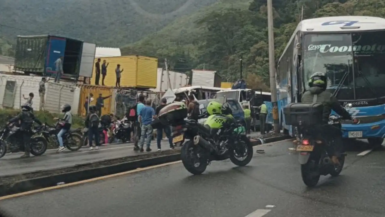 Dos buses chocaron en la autopista Medellín-Bogotá; la vía está cerrada