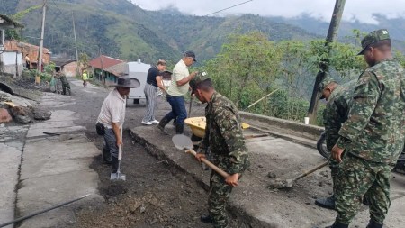 Ejército Nacional y comunidad arreglan una vía en Ituango