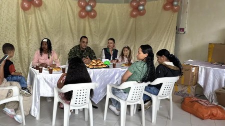 Ejército apoya a mujeres víctimas del conflicto armado con donación de insumos para panadería en Toledo