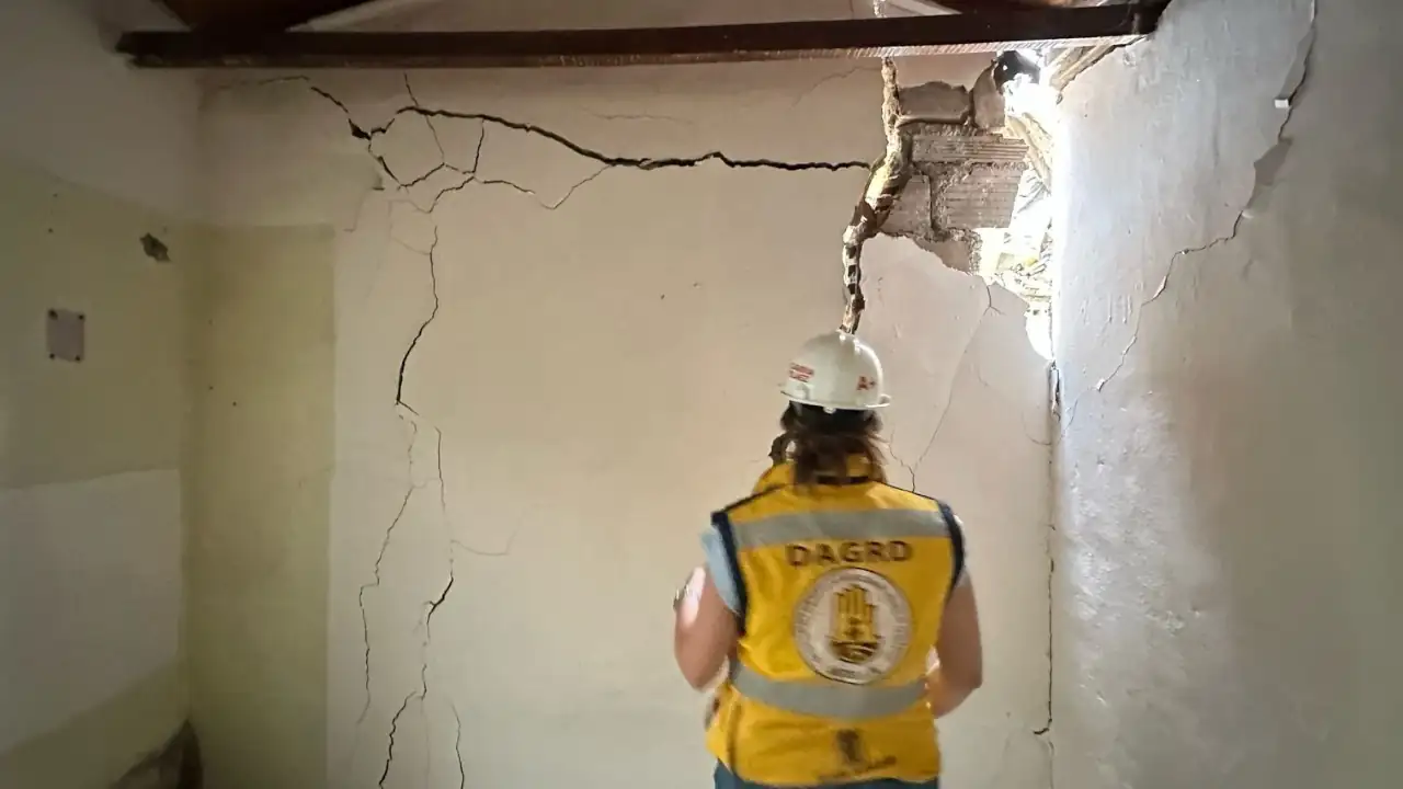 Evacúan varias familias por daño estructural en una vivienda en Campo Valdés