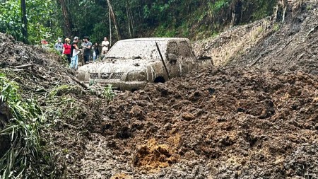 Lluvias provocan deslizamiento en San Antonio de Prado y afectan un vehículo