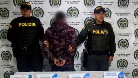 Policía de Antioquia detiene a conductor que llevaba planta robada y un arma en un campero