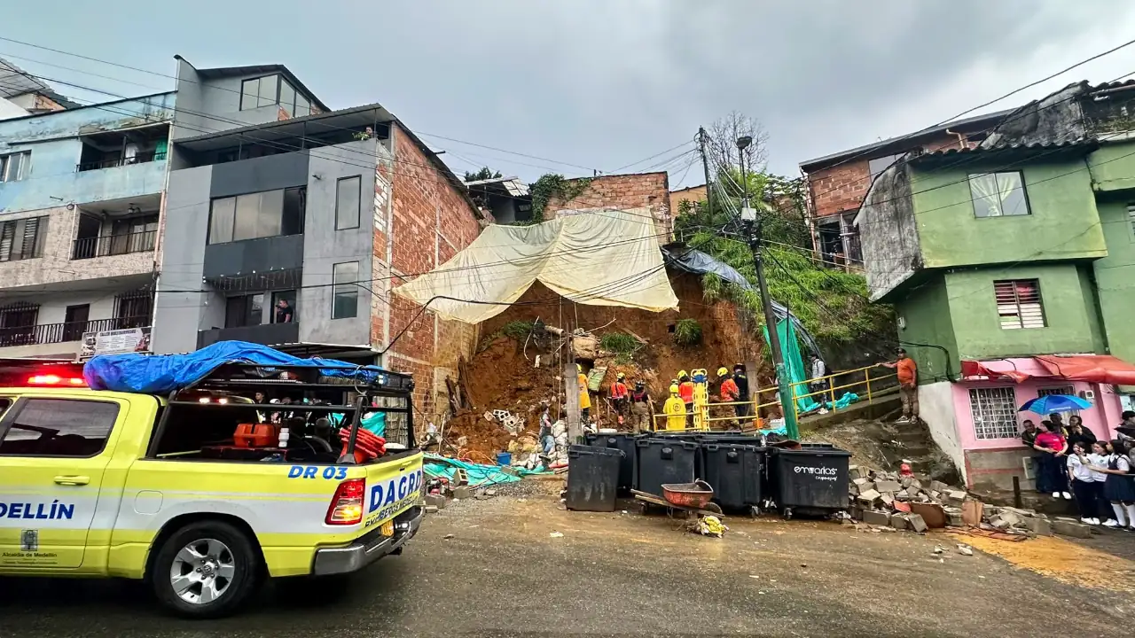 Una persona falleció y otra fue rescatada tras colapsó de terreno en obra en Medellín Una persona falleció y otra fue rescatada tras colapsó de terreno en obra en Medellín
