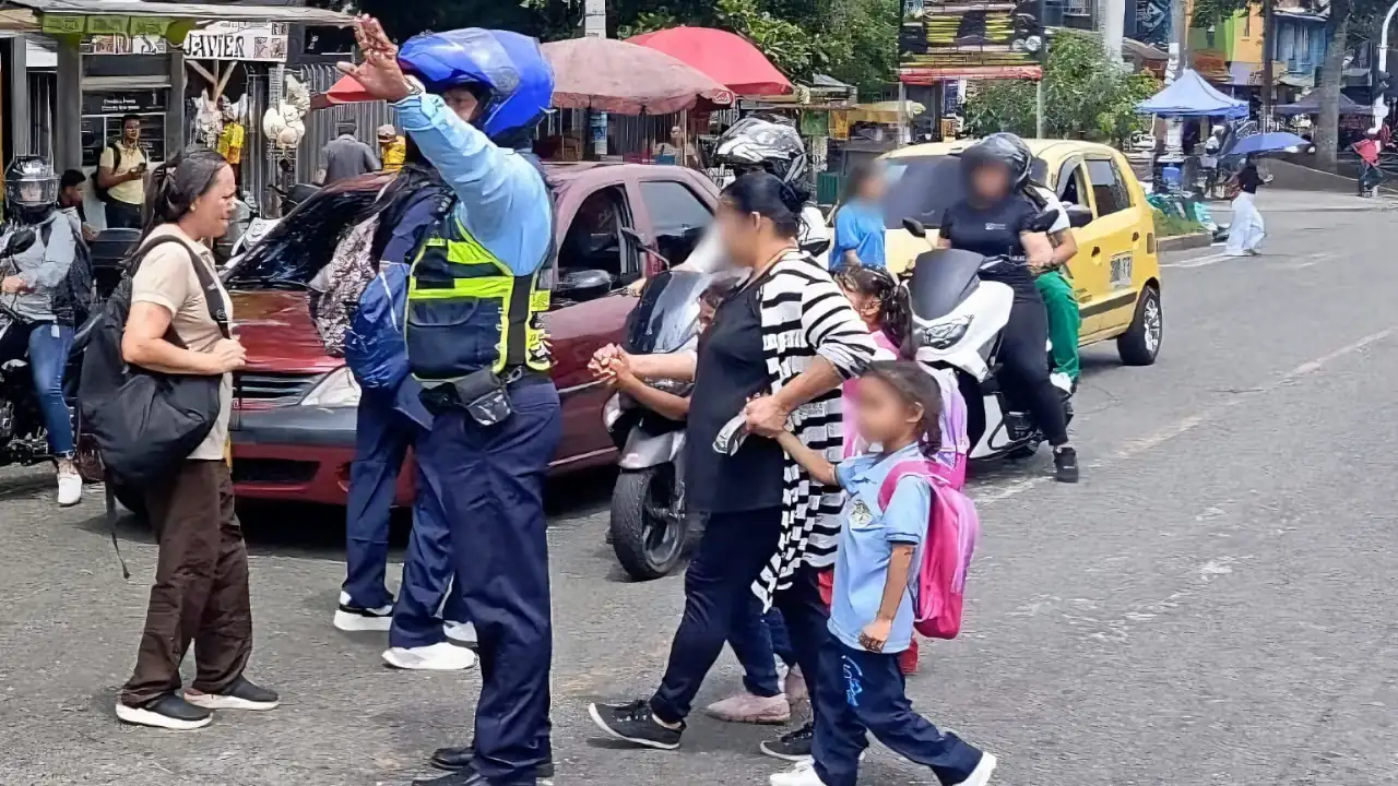 Agentes de tránsito refuerzan la seguridad en más de 160 colegios de Medellín