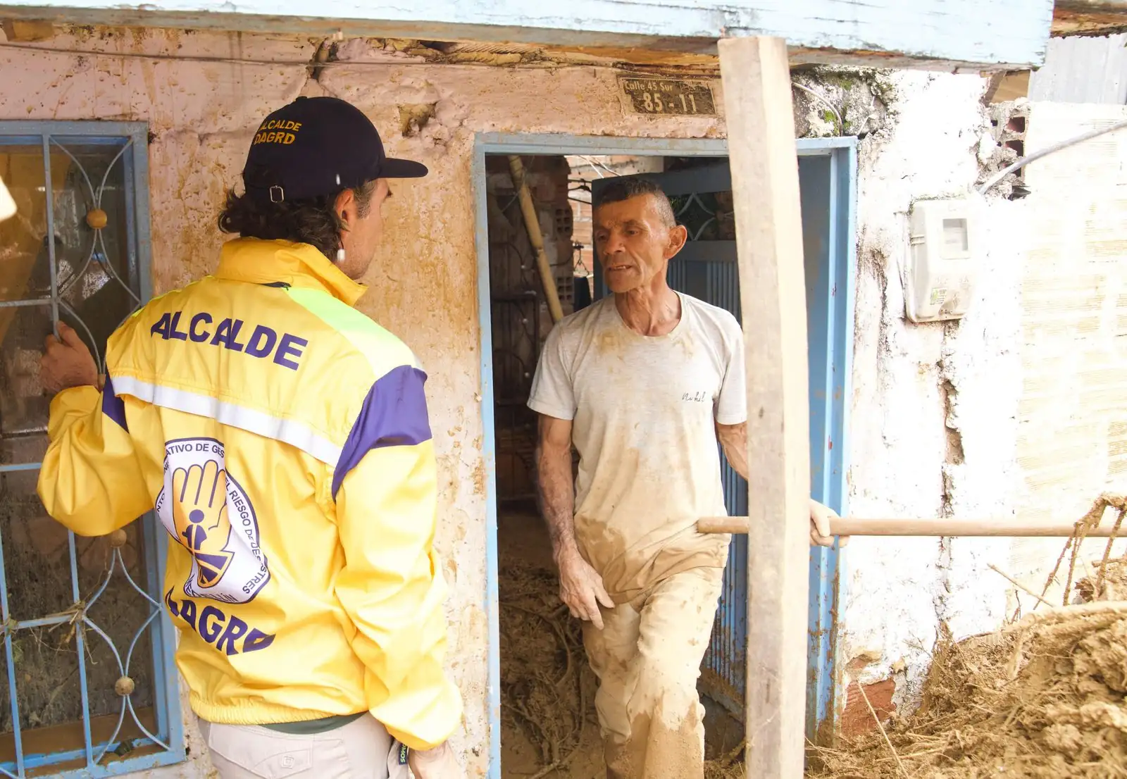 Alcalde de Medellín acompaña a familias afectadas por lluvias en San Antonio de Prado