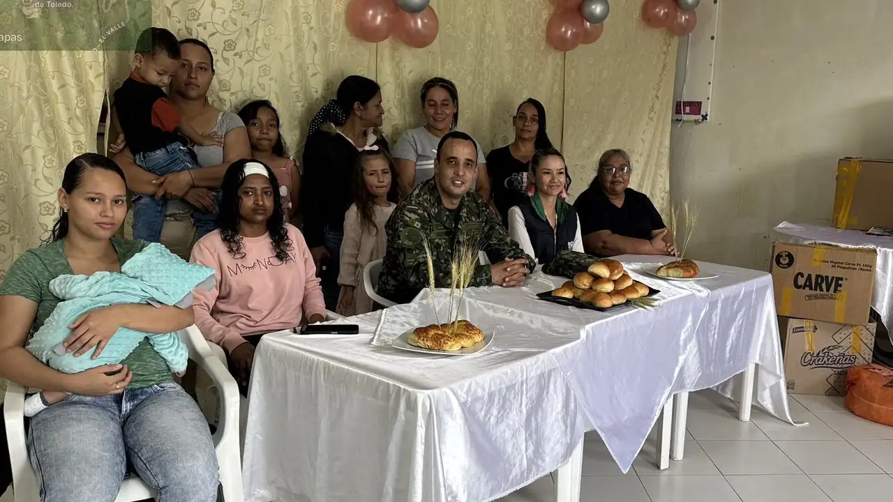Ejército apoya a mujeres víctimas del conflicto armado con donación de insumos para panadería en Toledo