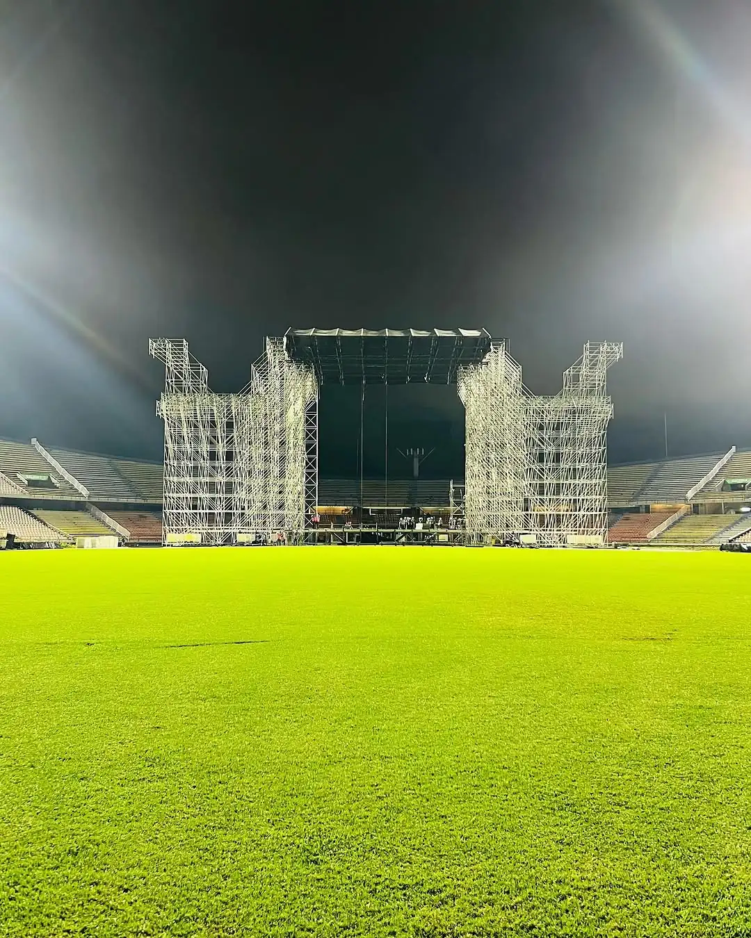 El montaje del escenario de Shakira avanza a toda marcha en el estadio Atanasio Girardot