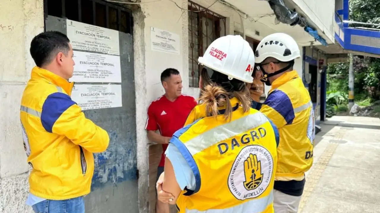 Evacúan varias familias por daño estructural en una vivienda en Campo Valdés