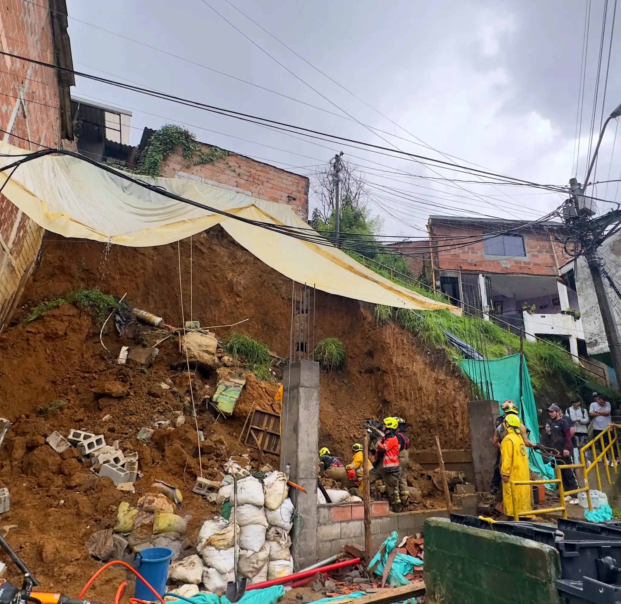 Una persona falleció y otra fue rescatada tras colapsó de terreno en obra en Medellín 1 Una persona falleció y otra fue rescatada tras colapsó de terreno en obra en Medellín