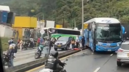 Dos buses chocaron en la autopista Medellín-Bogotá; la vía está cerrada Dos buses chocaron en la autopista Medellín-Bogotá; la vía está cerrada