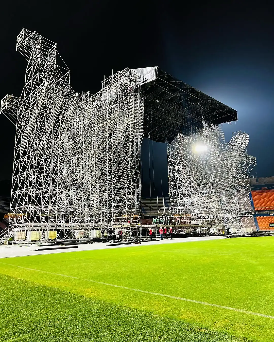 El montaje del escenario de Shakira avanza a toda marcha en el estadio Atanasio Girardot