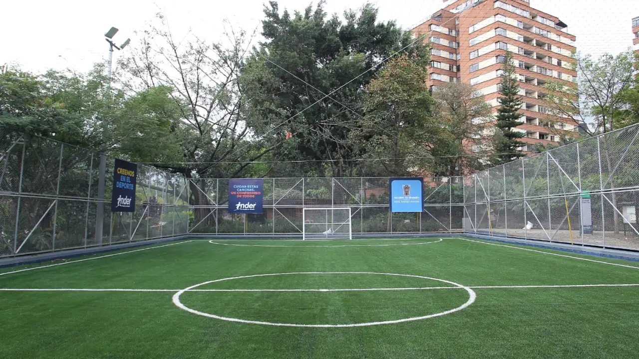La nueva cancha sintética de Colseguros en Medellín ya está lista para la comunidad