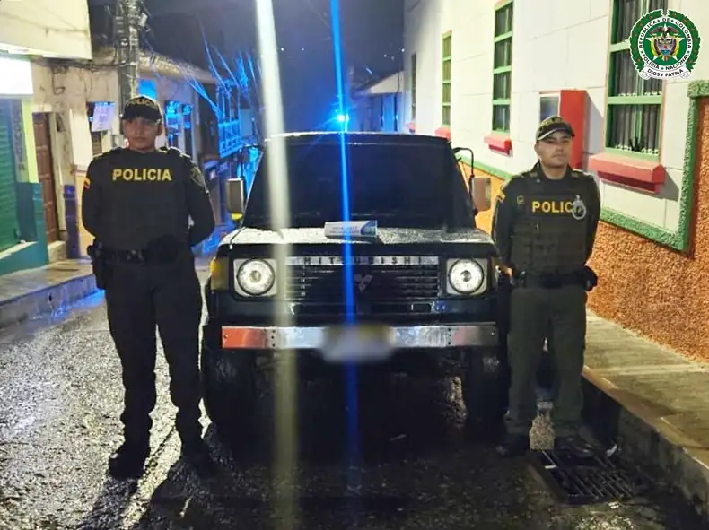 Policía de Antioquia detiene a conductor que llevaba planta robada y un arma en un campero