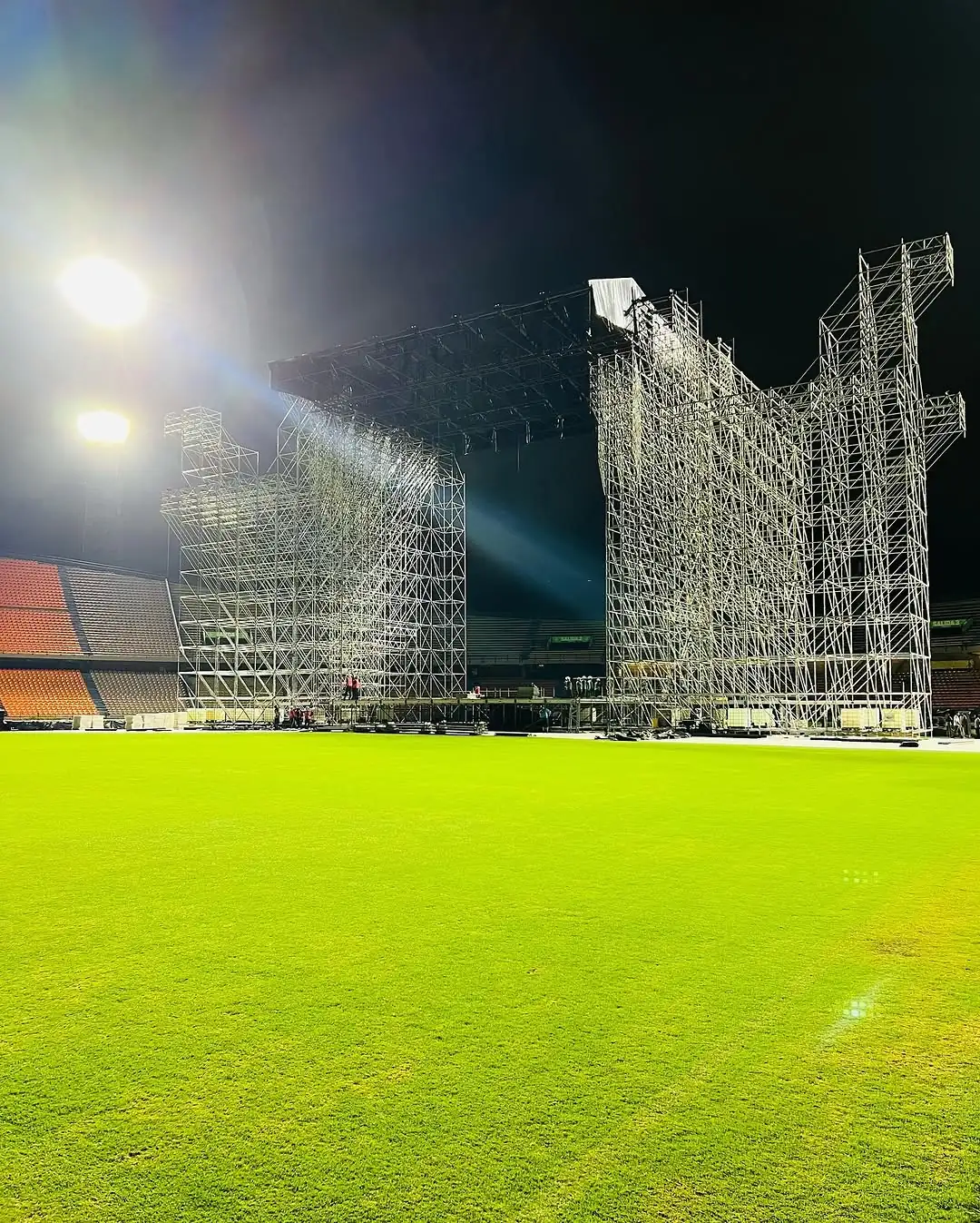 El montaje del escenario de Shakira avanza a toda marcha en el estadio Atanasio Girardot