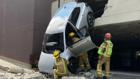 Bomberos rescatan a una mujer que quedó atrapada dentro de un vehículo tras la caída de su carro en La Estrella Bomberos rescatan a una mujer que quedó atrapada dentro de un vehículo tras la caída de su carro en La Estrella