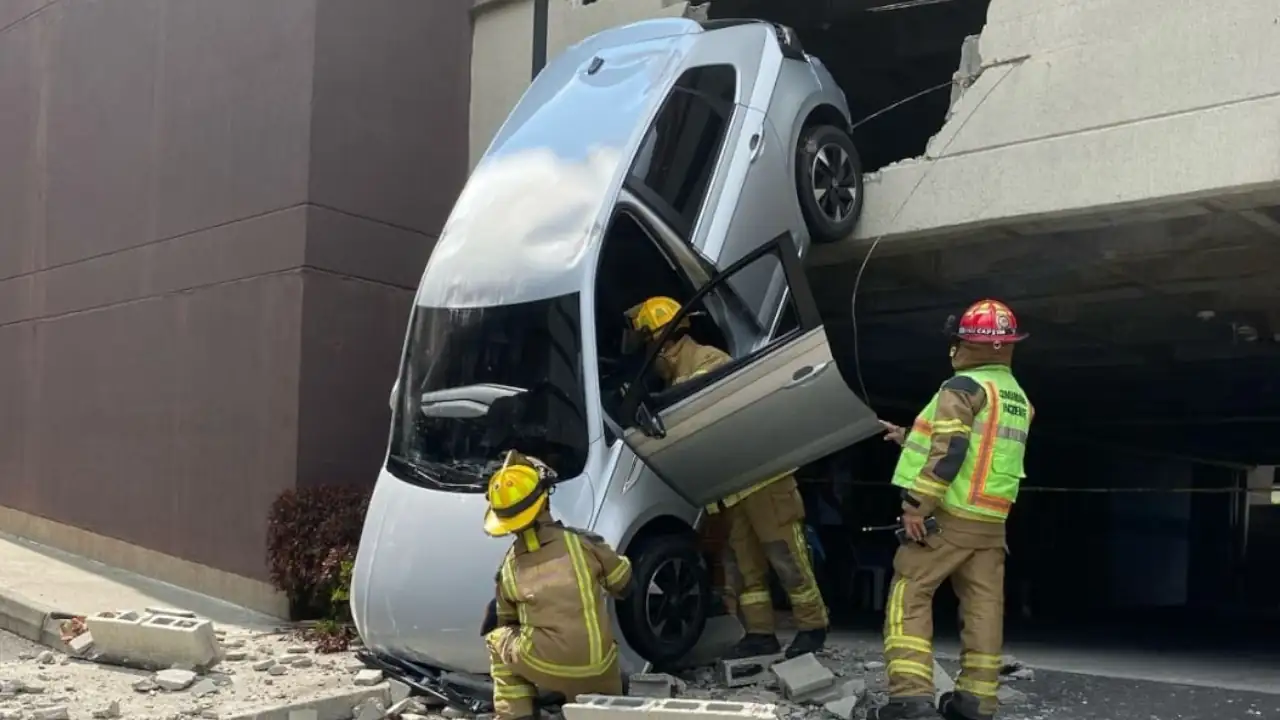 Bomberos rescatan a una mujer que quedó atrapada dentro de un vehículo tras la caída de su carro en La Estrella