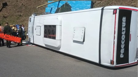 Bus se volcó en Guatapé y dejó 12 personas lesionadas, entre ellas siete turistas extranjeros
