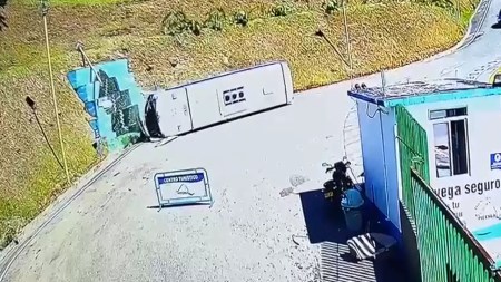 Cámara grabó cómo un bus con turistas se estrelló y terminó volcado en Guatapé