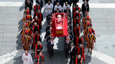 Cuerpo-papa-Francisco