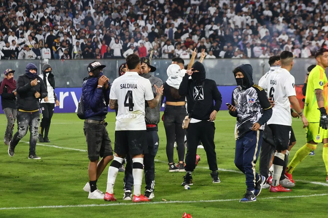 Tragedia en Chile: dos hinchas mueren aplastados previo al partido de Colo Colo, ¿quiénes son los culpables? 4 Hinchas-Chile-2