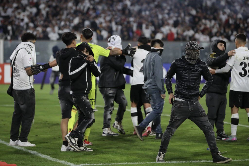 Tragedia en Chile: dos hinchas mueren aplastados previo al partido de Colo Colo, ¿quiénes son los culpables? 5 Hinchas-Chile-3