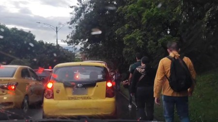 Caos en La Iguaná: El tráfico está tan colapsado que las personas se bajan de buses y carros para caminar la iguana-movilidad-en-hora-pico-medellin