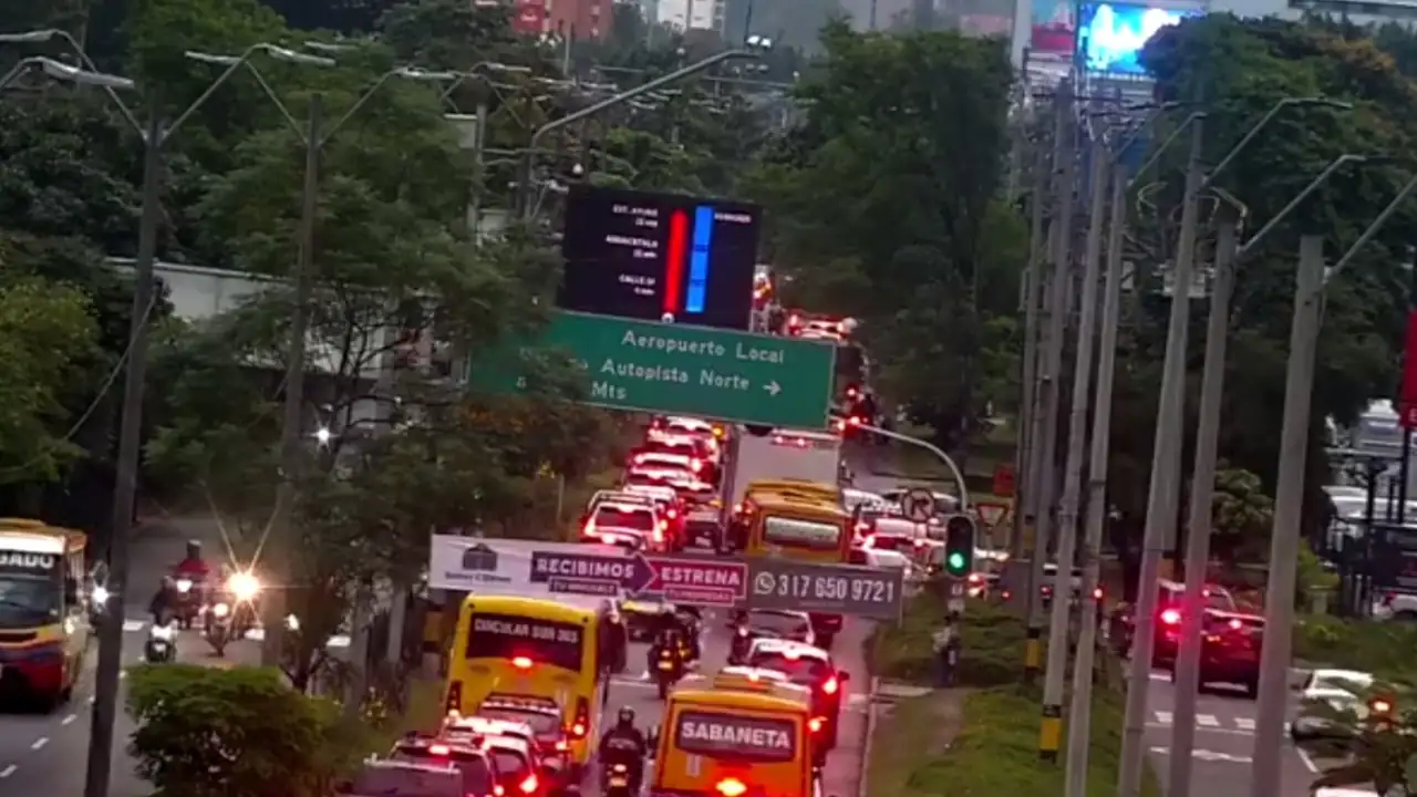 ¡Qué taco! Los carros no se mueven en la Avenida Las Vegas de Medellín