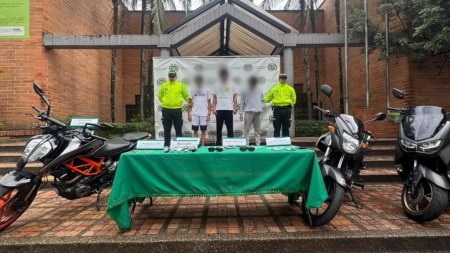 Policía captura a tres hombres que estarían robando a ciudadanos que llegaban al aeropuerto de Rionegro Policía captura a tres hombres que estarían robando a ciudadanos que llegaban al aeropuerto de Rionegro