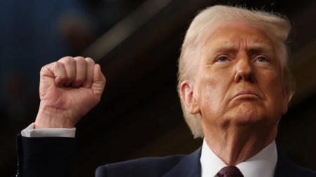 Gobierno de Trump prohíbe a Harvard matricular estudiantes extranjeros y desata polémica educativa donald-Trump-Aranceles-por-pais-2025