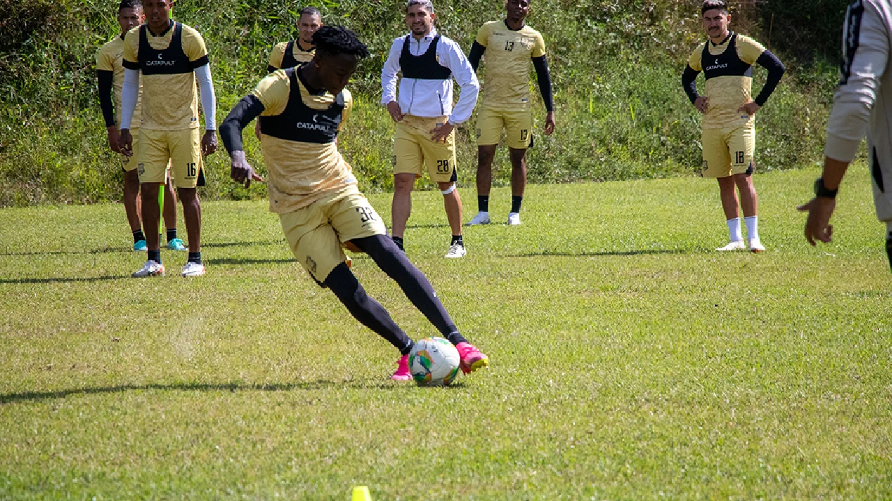 aguilas-doradas-visita-pasto-con-ilusion-triunfo3