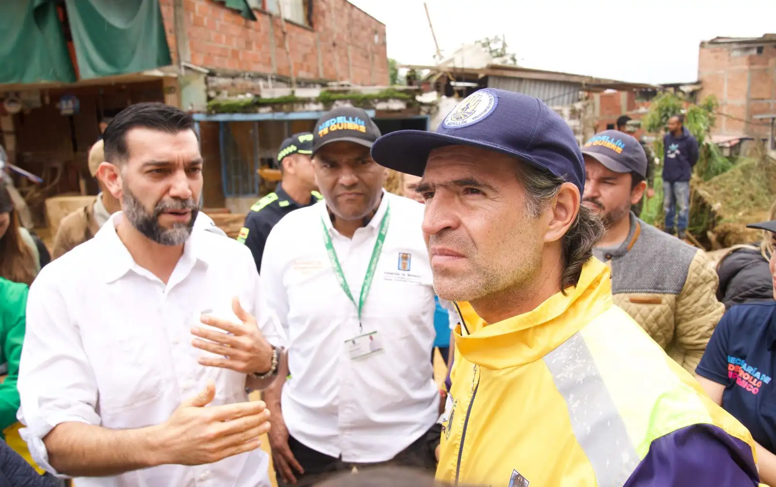 Alcalde de Medellín acompaña a familias afectadas por lluvias en San Antonio de Prado