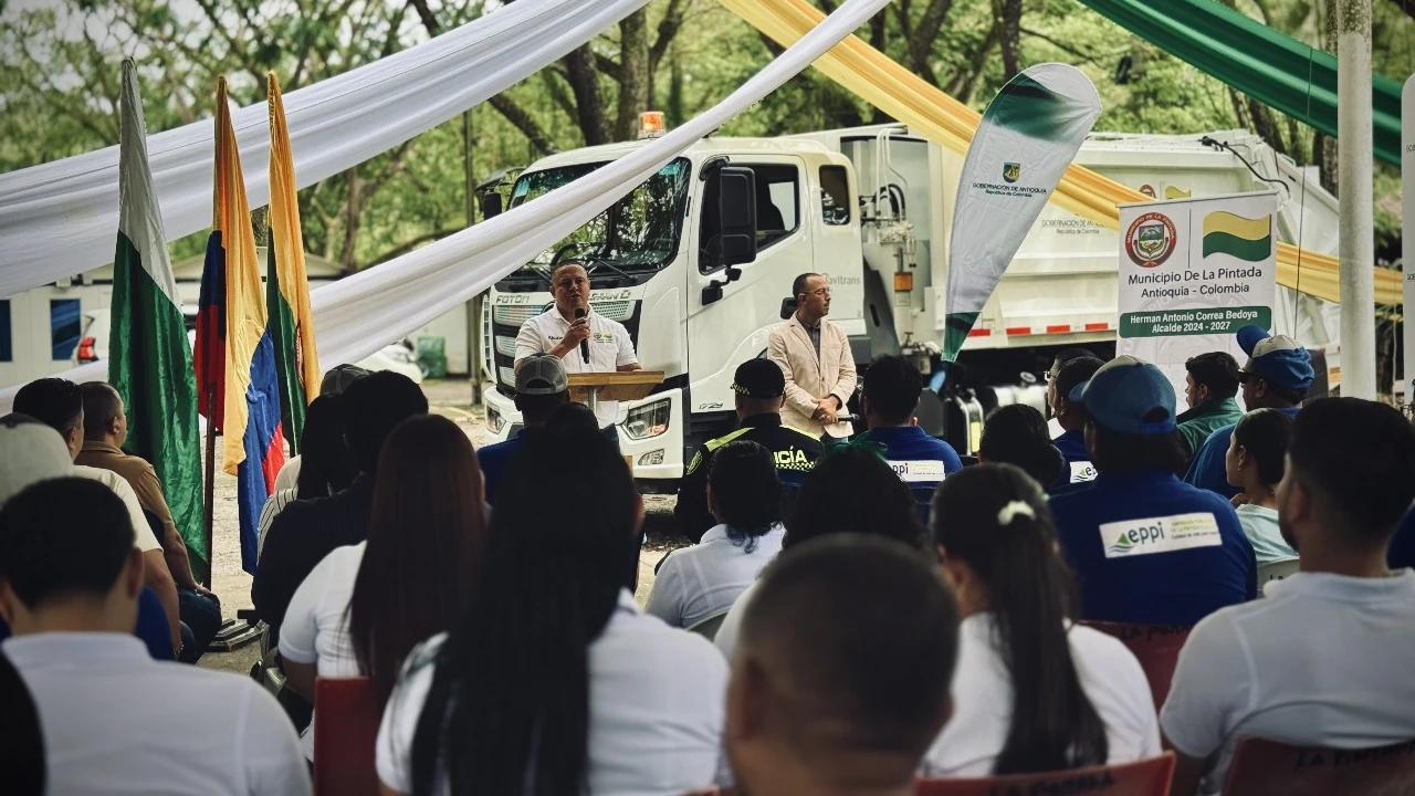 camiones-recolectores-basura-entregados-gobernacion-antioquia1