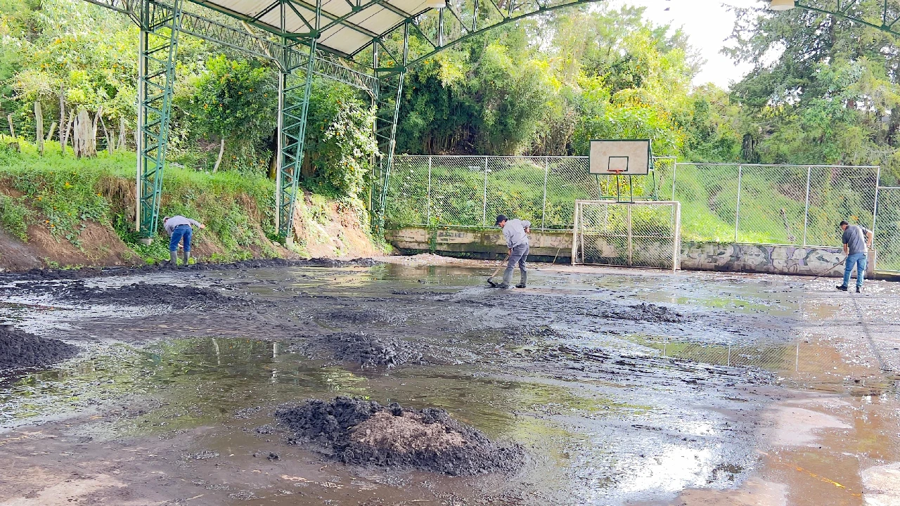 cancha-laceja-inundada-llena-tierra-tras-fuertes-lluvias