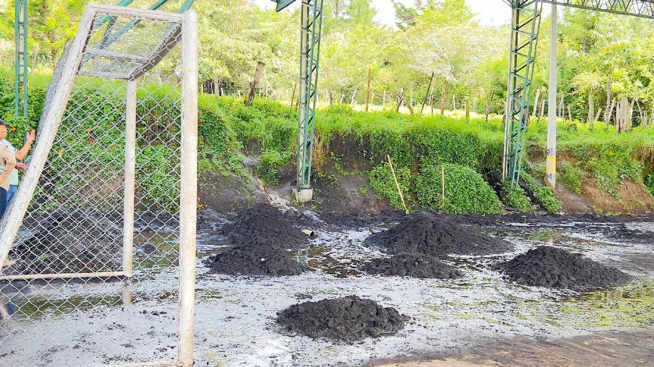 cancha-laceja-inundada-llena-tierra-tras-fuertes-lluvias1
