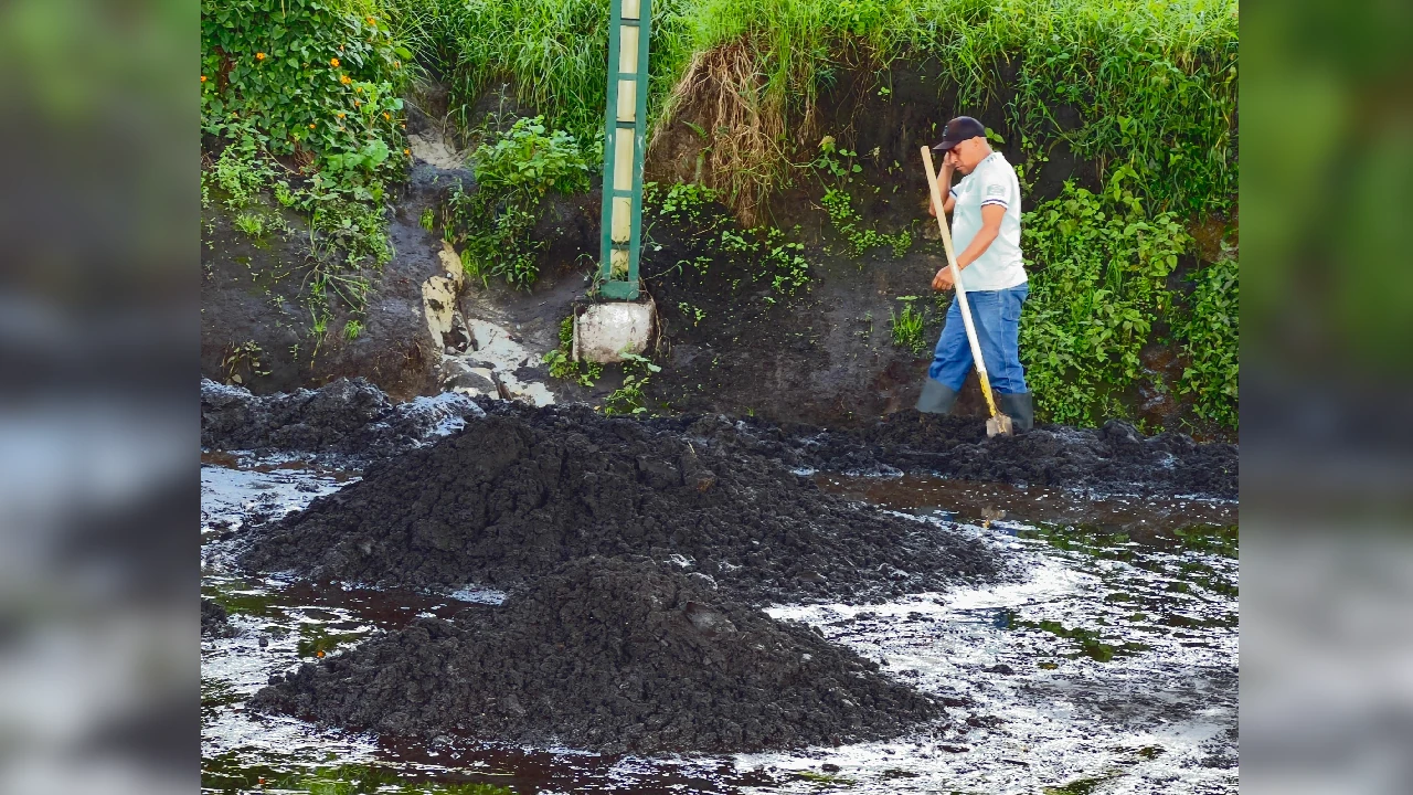cancha-laceja-inundada-llena-tierra-tras-fuertes-lluvias2