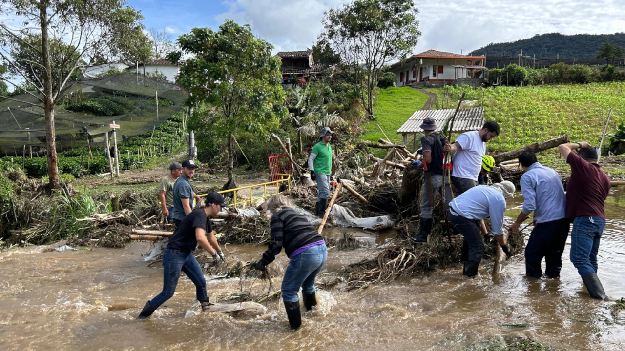 Lluvias provocan deslizamientos en El Carmen de Viboral: autoridades atienden la emergencia 1 carmen
