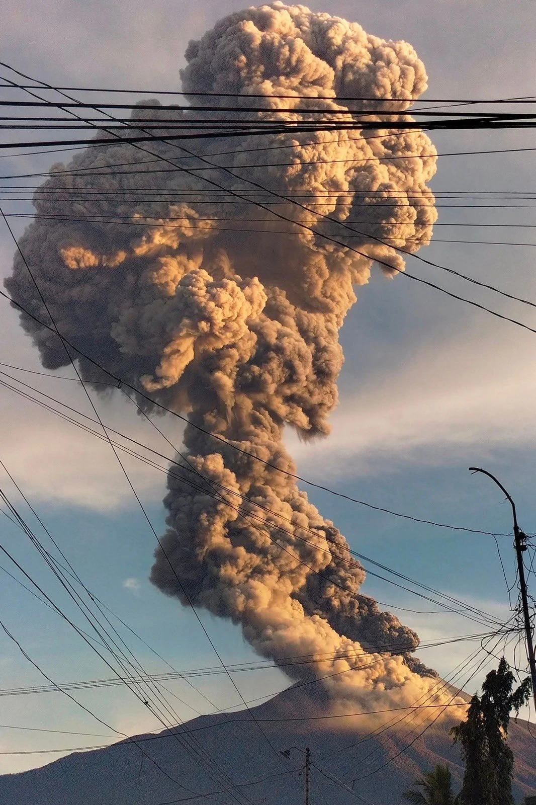 Videos| Impactantes imágenes de la erupción de volcán Kanlaon en Filipinas: ocasionó una columna de ceniza de cuatro kilómetros 1 erupción-volcán-1
