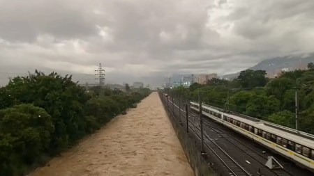 ¿Ya lo vio? Así está el río Medellín tras el fuerte aguacero