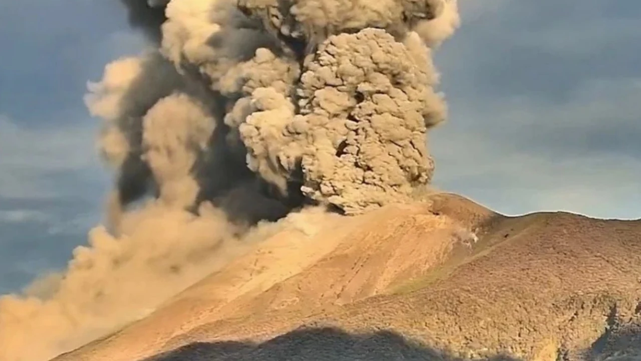 Videos| Impactantes imágenes de la erupción de volcán Kanlaon en Filipinas: ocasionó una columna de ceniza de cuatro kilómetros volcán-erupción