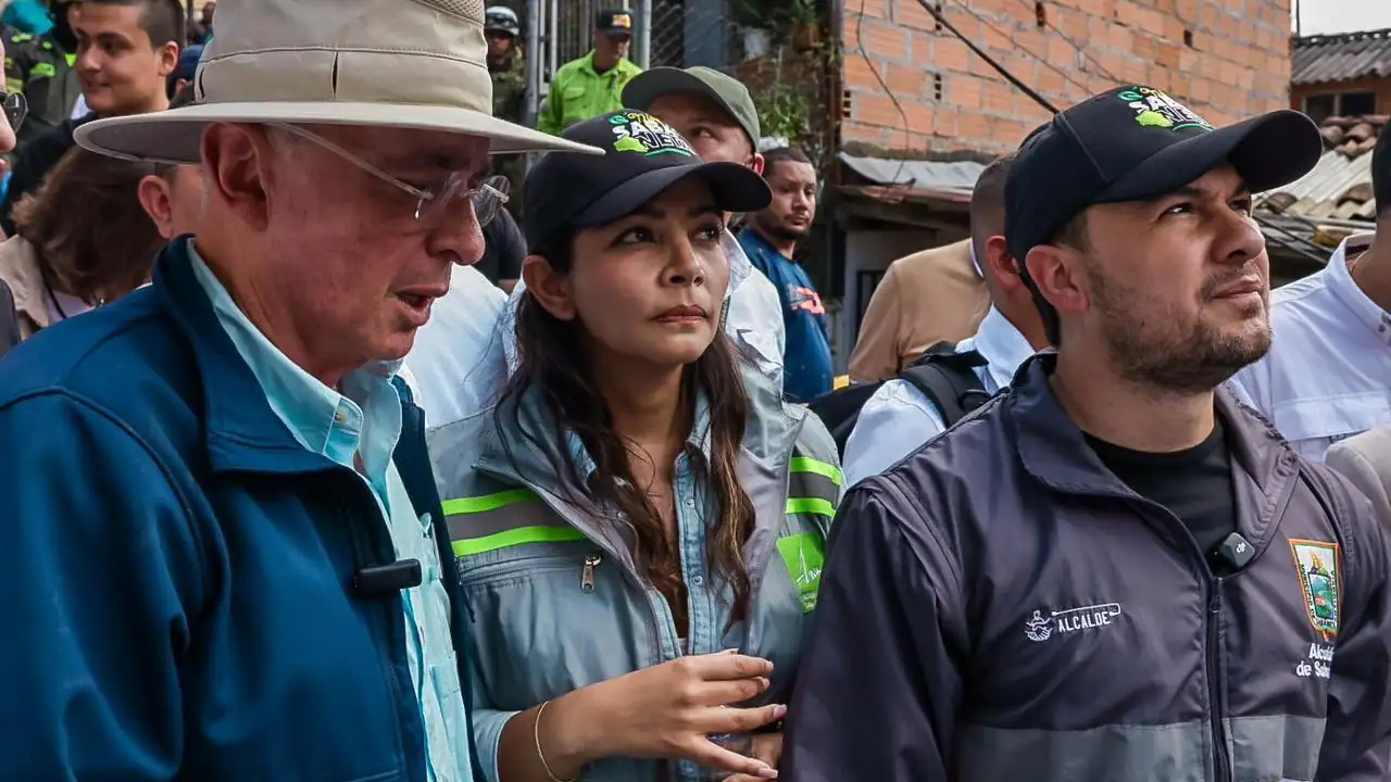 Álvaro Uribe visita Sabaneta en medio de emergencia y reconoce labor conjunta de autoridades y comunidad 1 Álvaro Uribe visita Sabaneta en medio de emergencia y reconoce labor conjunta de autoridades y comunidad